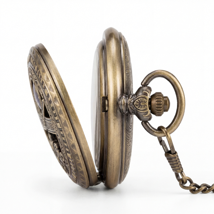 Vue de profil de la montre à gousset mécanique antique avec couvercle ouvert et boîtier en bronze