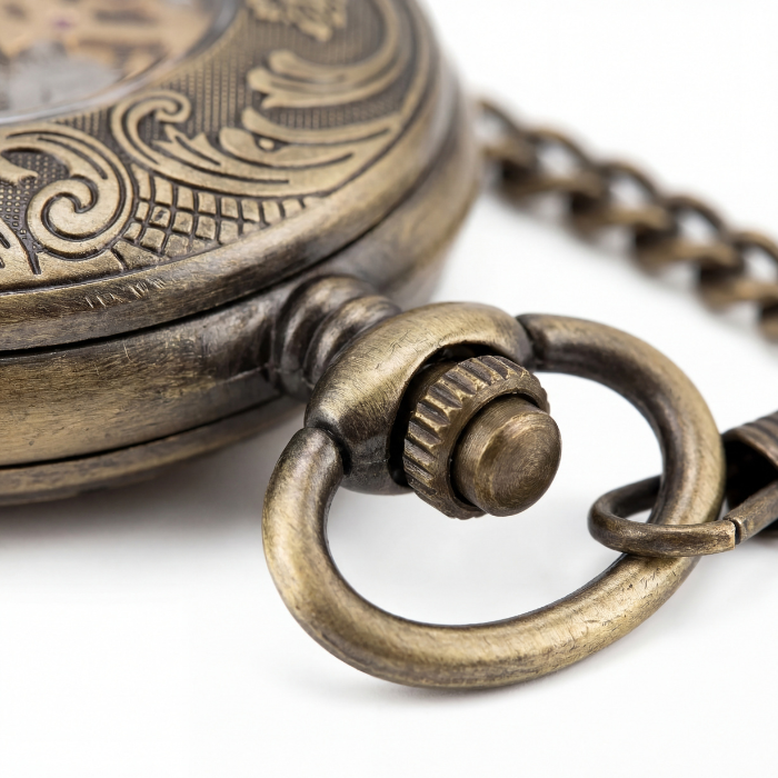 Détail de la couronne et de l’anneau en bronze patiné de la montre à gousset mécanique antique